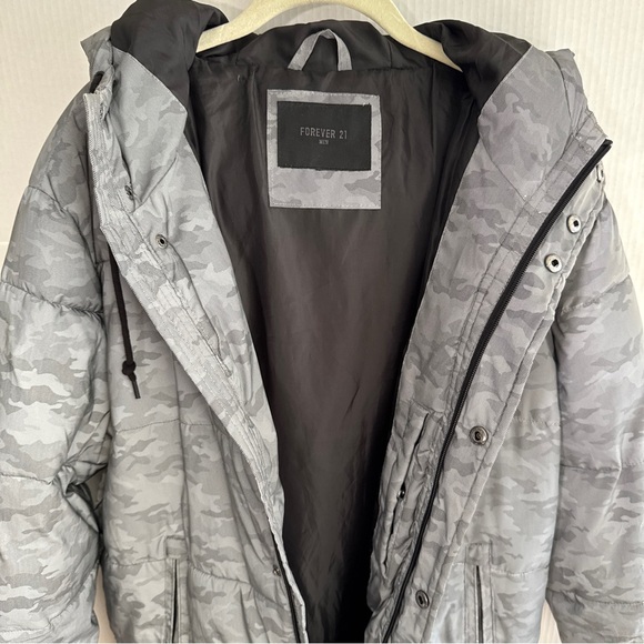 Men's Gray Reflective Camo Puffer Jacket - Size M - Picture 9 of 9